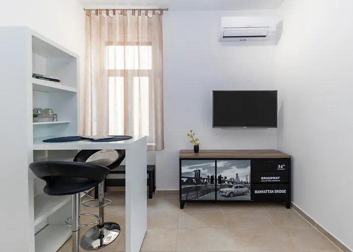 Guest house & Kolovare 3, 3*