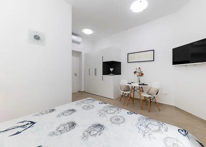 & Kolovare 3, Konukevi 3*